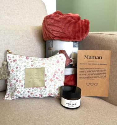 Coffret Cadeau "Maman" Rose - Plaid Tout Doux Bougie Carpe Diem Pochette Fleurie Carte Kraft