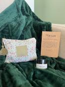 Coffret Cadeau "Maman" Vert - Plaid Tout Doux Bougie Carpe Diem Pochette Fleurie Carte Kraft