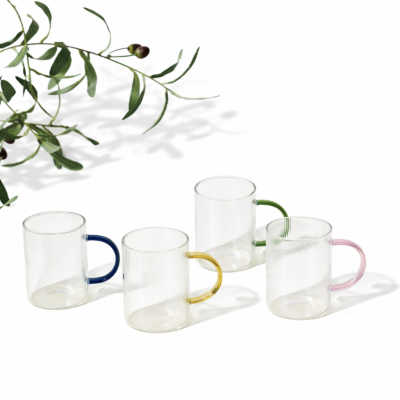 Mug en Verre Strié Transparent – Anse Colorée (Jaune/Bleu/Rose ou Vert) – 23 cl